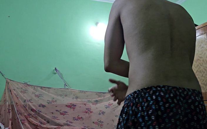 hot_asian_boy: Ich wendet körperlotion + kurz posiert am Ende