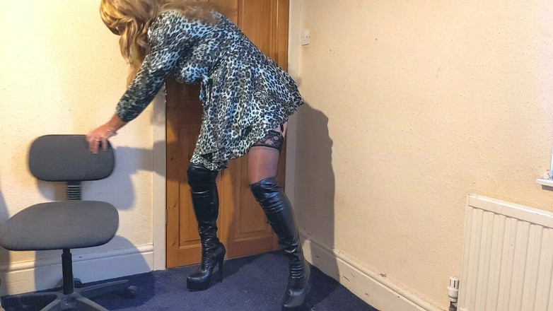 Sarahsatinslut: Короткое платье и длинные сапоги