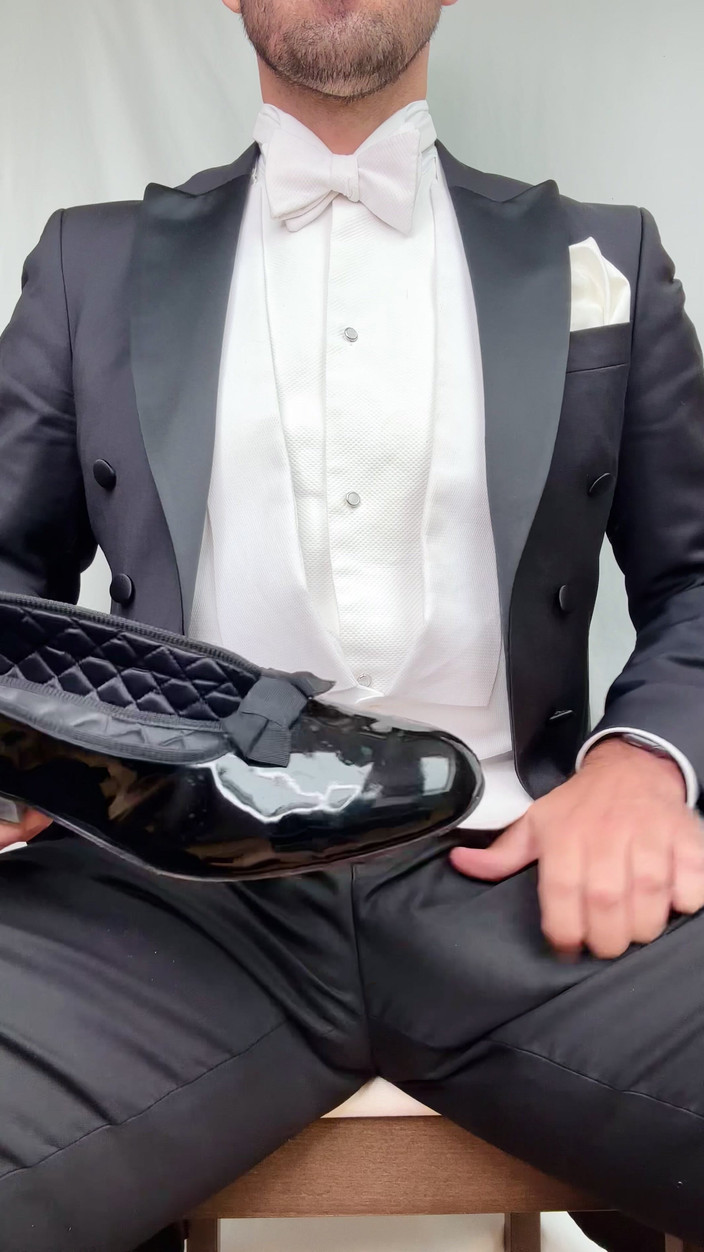 Master Shiny Shoes: Cumshot dalam jas ekor