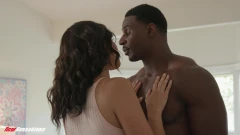 Bella和她的继黑人继兄弟一起锻炼身体