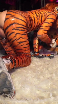 Chica de culo vs enormes consoladores anales cosplay Tigra pt 1