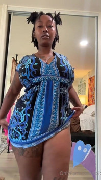 Gordinha negra em vestido mostrando seus peitões e bunda