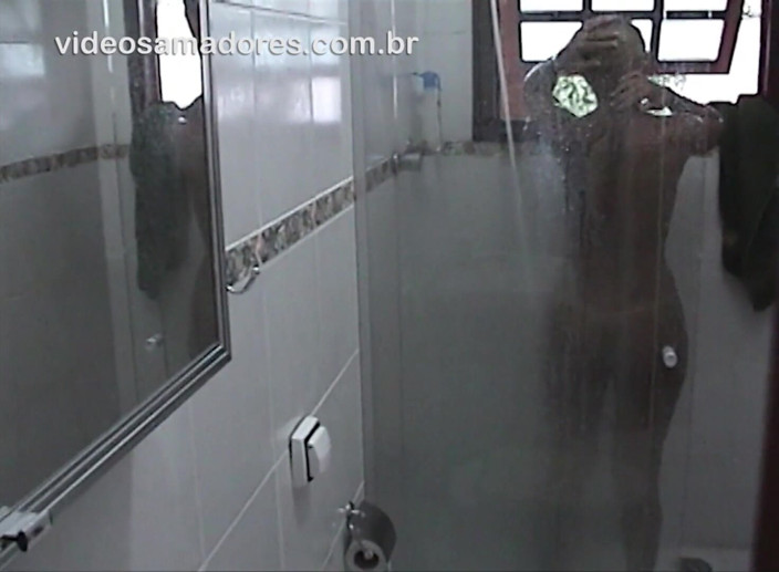 Amateurs videos: Blondă cu curbe naturale frumoase care face un duș