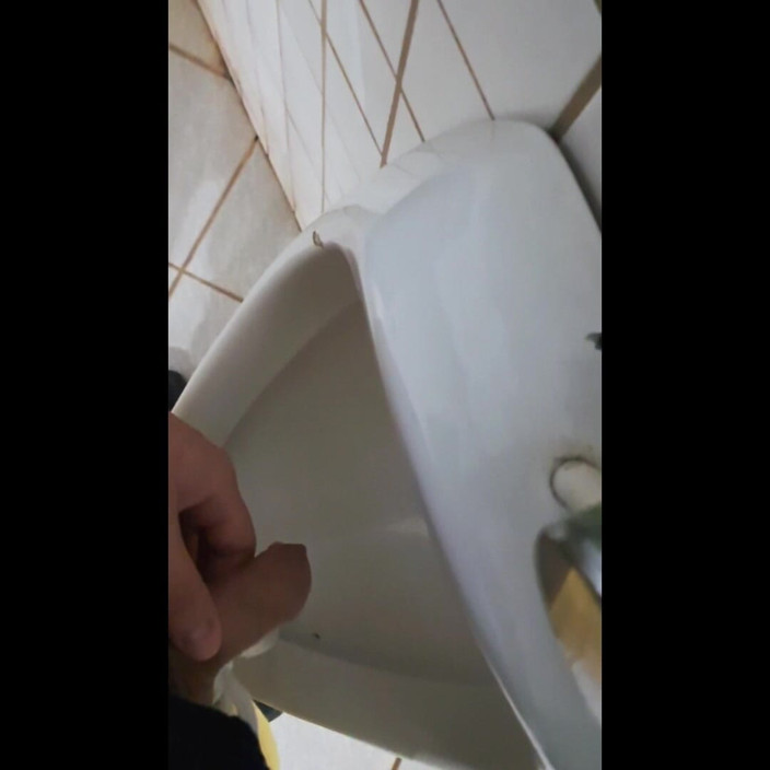 Marcosninfo: Aproveché El Baño Público Para Orinar Por Todas Partes.