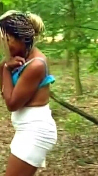 BBC Tongue töjer den blonda fittan vida i vild skog lickfest
