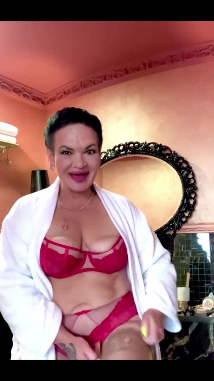 KarmenMilf: 我的新红色内衣