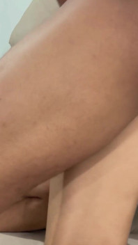Estamos solos en casa y mi hermanastra latina cachonda me pide que mete mi enorme y deliciosa polla en su culo apretado