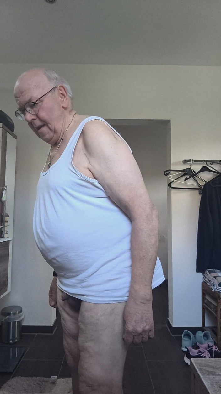 Karlchengeil: Belting Clothed