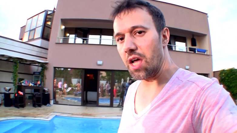 Big Boobs Babe: 屋外撮影の乱交 ブロンド美女たち プールサイドでのワイルドなセックス