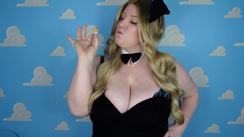 Julie Bliss: La gigantessa Bunny bliss - adorazione del culo