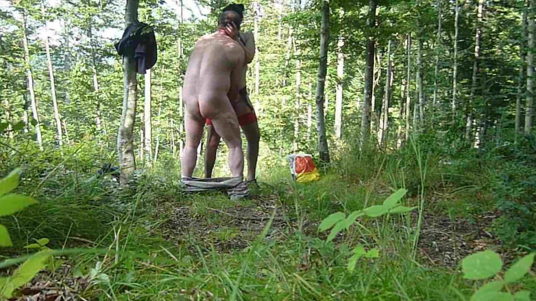 Toilet Mommy: Casal em masturbação mútua ao ar livre