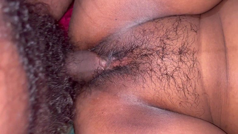 Desi Bhabhi 01: Villaggio Bhabhi figa pelosa scopata da Hasband di notte