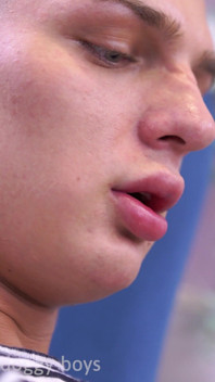 Alex Blade twink pornosu izliyor ve sikişiyor