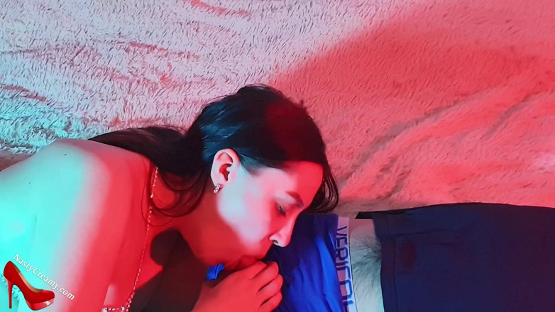 Nasty Creamy: Hatun tutkulu büyük yarak sevgilisini emiyor ve partiden sonra ağzına...