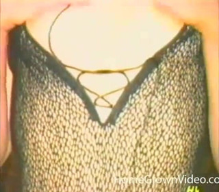Homegrown Vintage: 속옷 컬렉션을 보여주는 발정난 금발