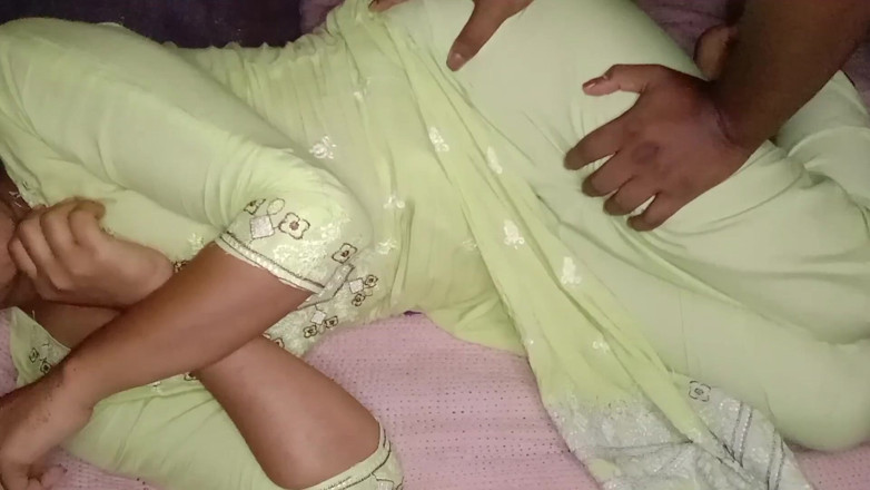 Deshi women: 友人の家で最も美しいインドのカップルのロマンス美しいタスニーム