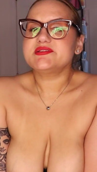 Cachonda Luna Love envía un mensaje especial
