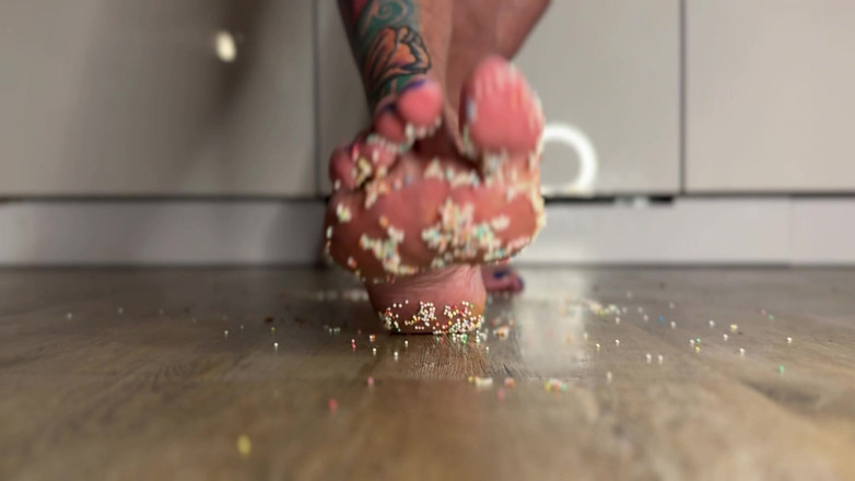 NaomiPerv: Naomiperv schiaccia e calpesta il cibo con i suoi tacchi...