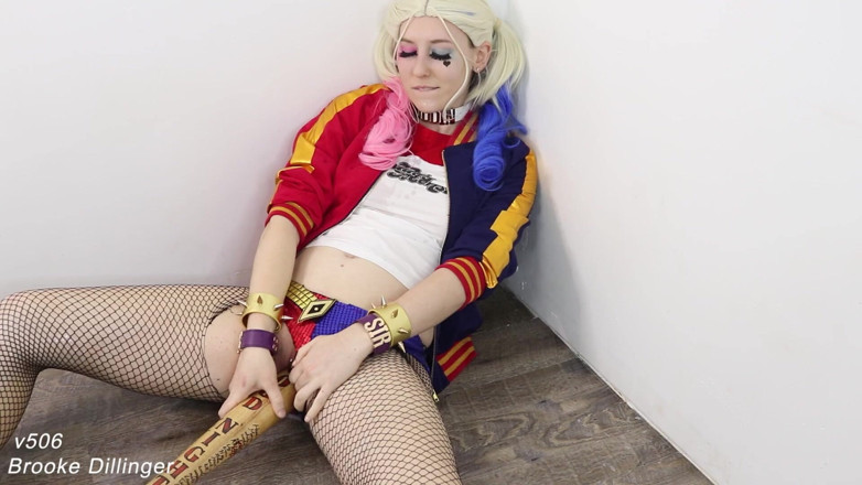 Brooke Dillinger: Harley Quinn geneukt door honkbalknuppel