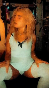 Loira puta dançando