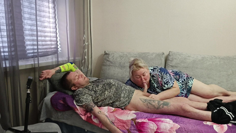 Zona901: Jiran melakukan blowjob mendalam untuk mendapatkan sebahagian air mani panas...