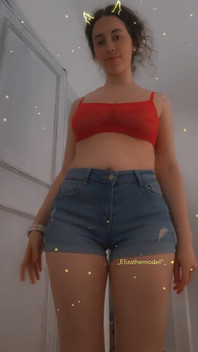 シアーレッドブラにタイトなリトルジーンショーツ