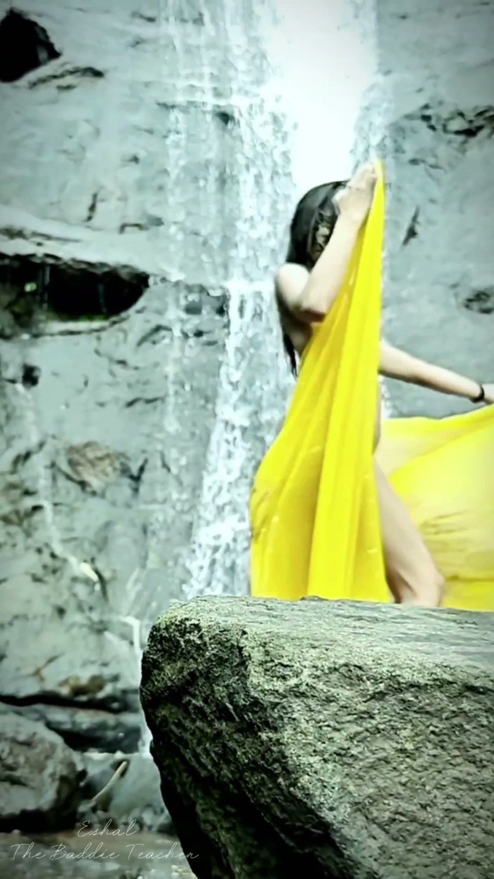 Eshal_Indianbaddie: The Desi Girl From the Street Took off Her Saree...