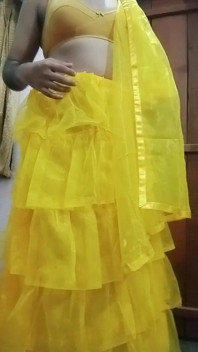 Une Métisse Indienne Gay Presse Et Joue Avec Ses Gros Seins En Robe Jaune, Sexe Maison Réel