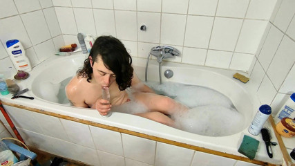 Sara B: Zuig dildo in bad