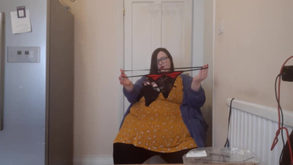 SSBBWLadyBrads: Ssbbw приміряє струни G, демонструє жирне тіло