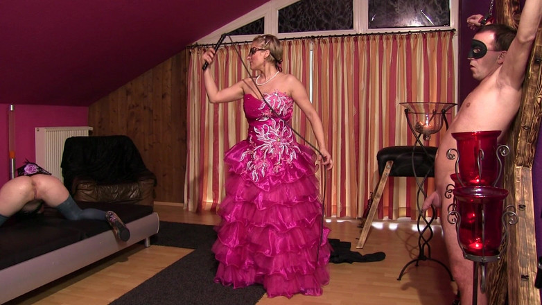 Under German Roofs: गीली चूत वाली जर्मन रंडी अपनी चूत को फैलाती है 5