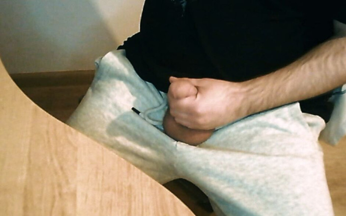 VladimirAnd: Lelaki melancap dan memancut mani di meja