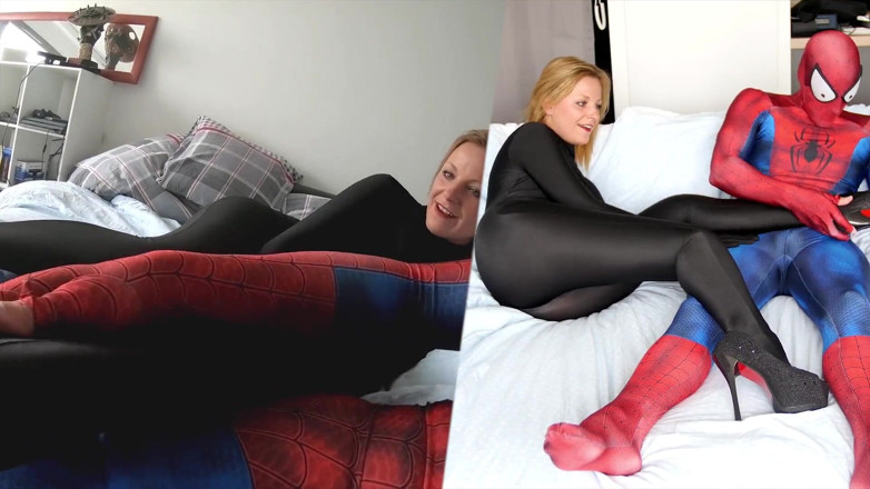 Nylon Xtreme: Natacha Guapa v plné černé zentai lycra kouření