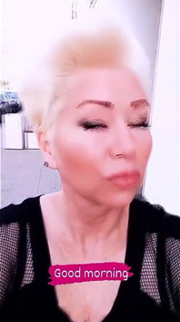 Zející kundička sexy kouřící milfky