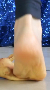 Asmr Crush Barefeet: Piglet