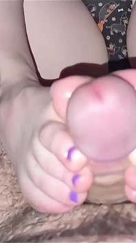 Footjob waktu malam yang menggelegak