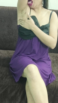 India hermosa Saara dedeándose el coño pero atrapada por hermanastro viendo porno y follada su apretado coño
