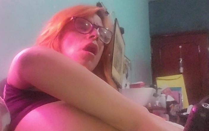 Our threesome adventures: Transsexuala se masturbează gândindu-se la tine