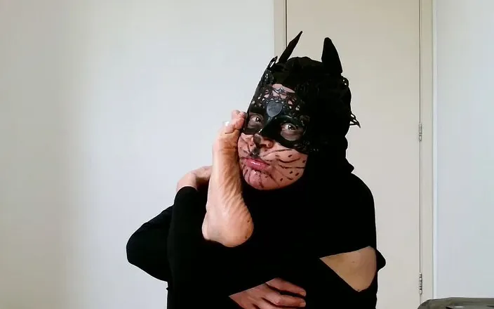 Brazilian_Miss: Cute CatWoman licking armpits bare soles toes and feet