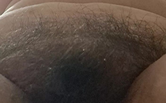 Mommy big hairy pussy: Showing My Vagina on Camera to My Lover