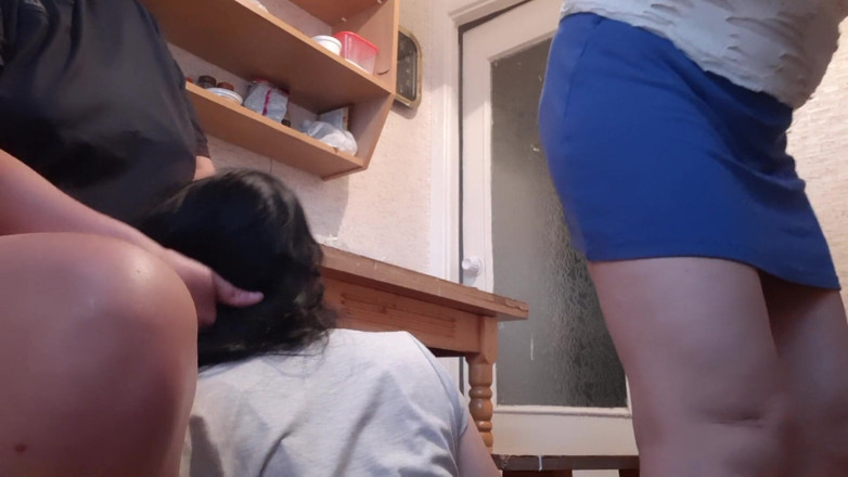 Lesbian-illusion: Pendant que notre gouvernante faisait la vaisselle, ma copine léchait...