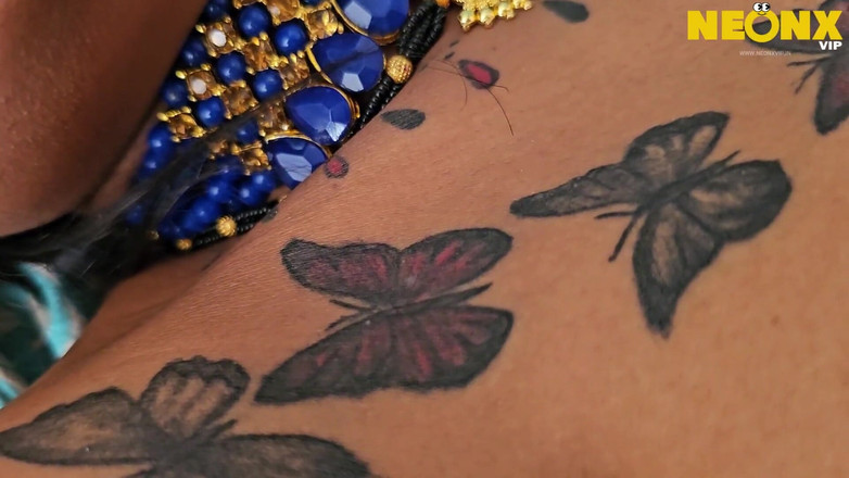 NeonxOTT: Lady Fantasy marido lamiendo coño mojado su reloj ahora sexo...