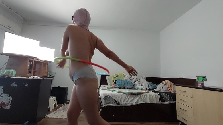Mirsur: Sexy Ehefrau Trainiert Zu Hause Nackt. Amateur-ehefrau Masturbiert Mit Ihren...