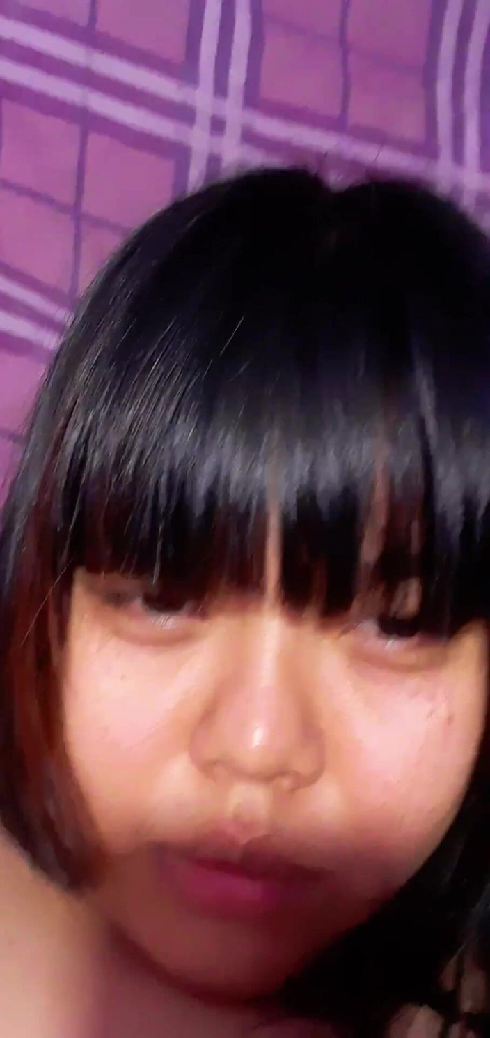 Big big ass studio: Ragazza tailandese paffuta sgrilletta la sua succosa figa di cioccolato...