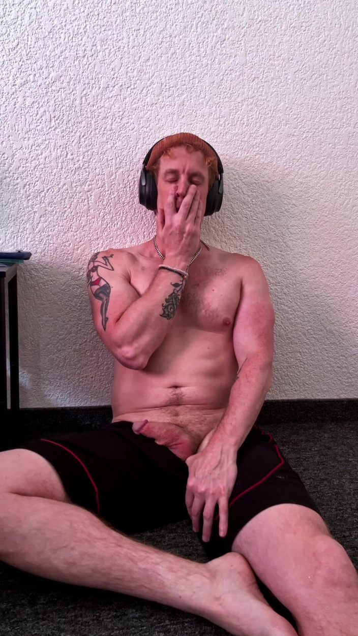 Christian Hunter: Нюхаю и пробуя на вкус мою потную мочу и окрашенную в сперму jock, пока я выхожу