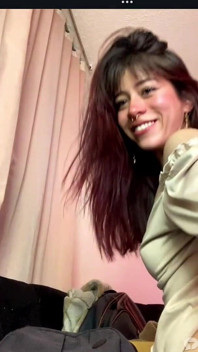 Latina Ruiva Com Uma Figura Magra É Dominada Por Seus Fãs Em Público