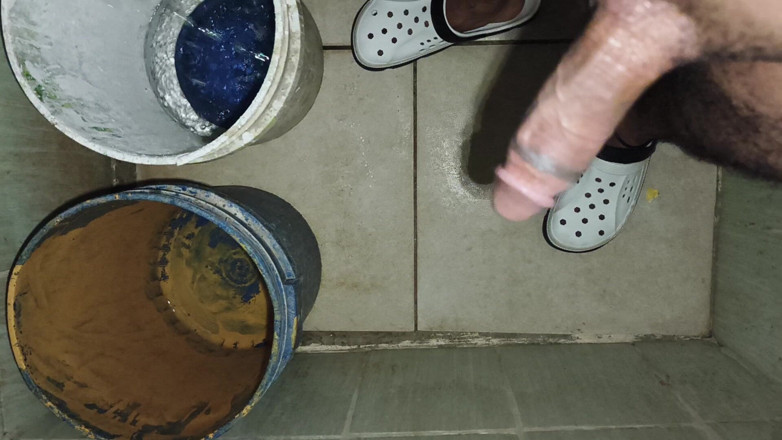Cute boy jerks off: Un bărbat care se masturbează în baie fără să-și freacă corpul...