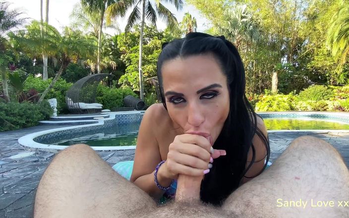 Sandy Love: Un enorme creampie in piscina.