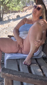 Esposa com tesão se masturba no banco