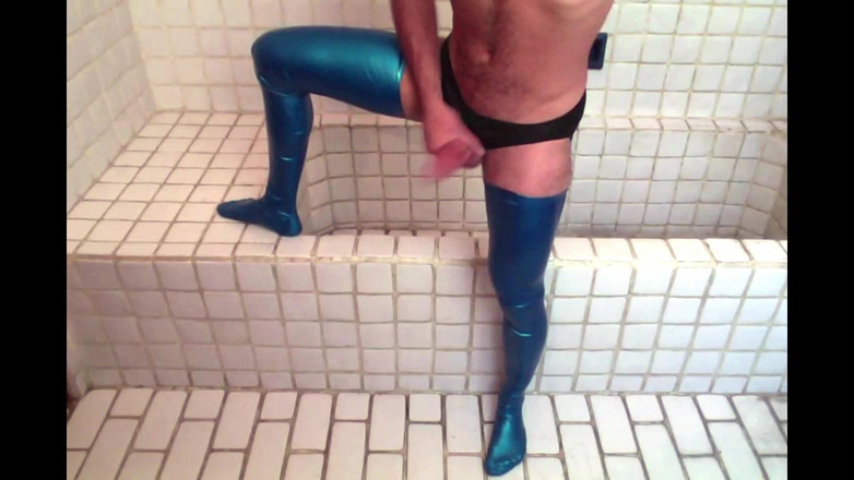 Demon Maniac 33: Lateks mavi çoraplı ve maskeli kadın kılıklı kostüm